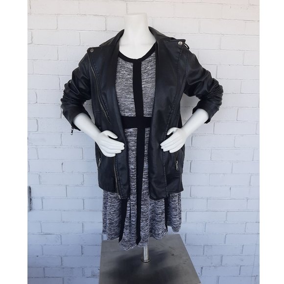 Monteau dress with symmetrical lines - Picture 2 of 4